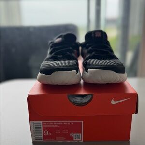 Nike Star Runner 4 Black and White Shoes